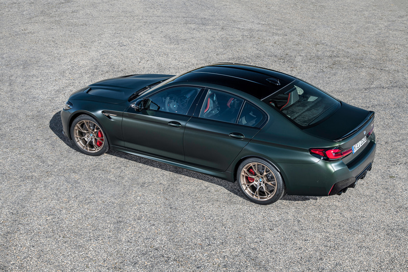 外観では随所にゴールドブロンズの加飾が入るとともに、CFRP（炭素繊維強化プラスチック）製の部品を使用