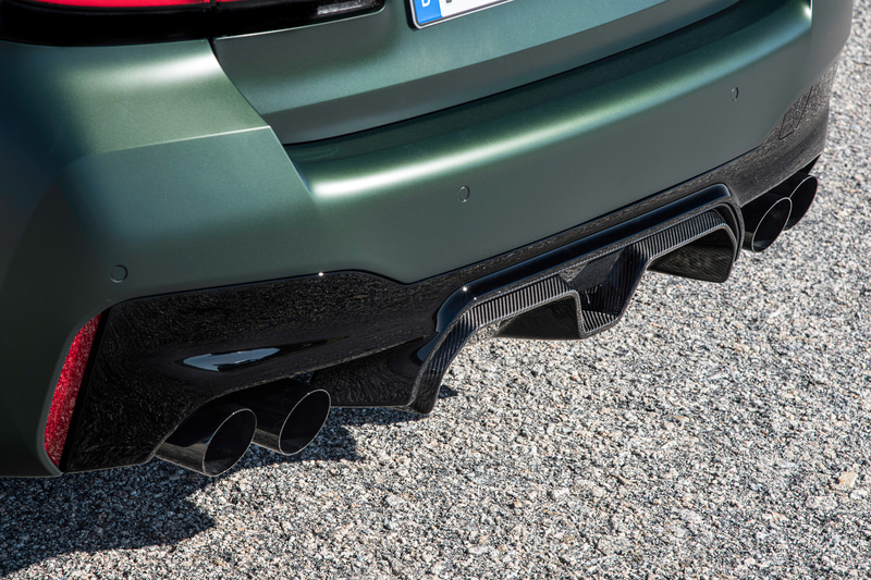 外観では随所にゴールドブロンズの加飾が入るとともに、CFRP（炭素繊維強化プラスチック）製の部品を使用