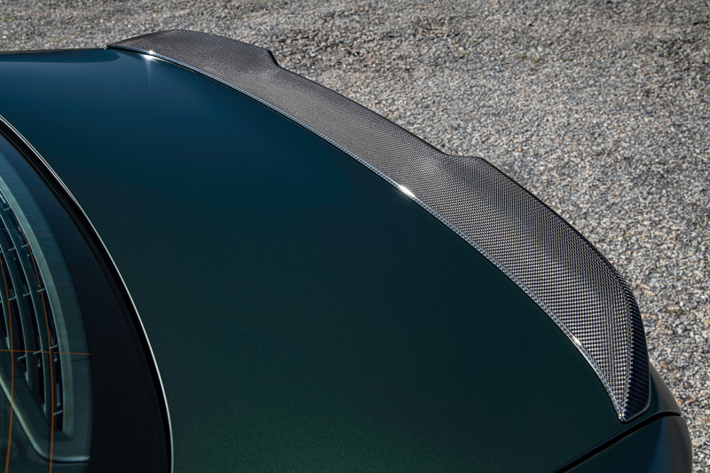 外観では随所にゴールドブロンズの加飾が入るとともに、CFRP（炭素繊維強化プラスチック）製の部品を使用