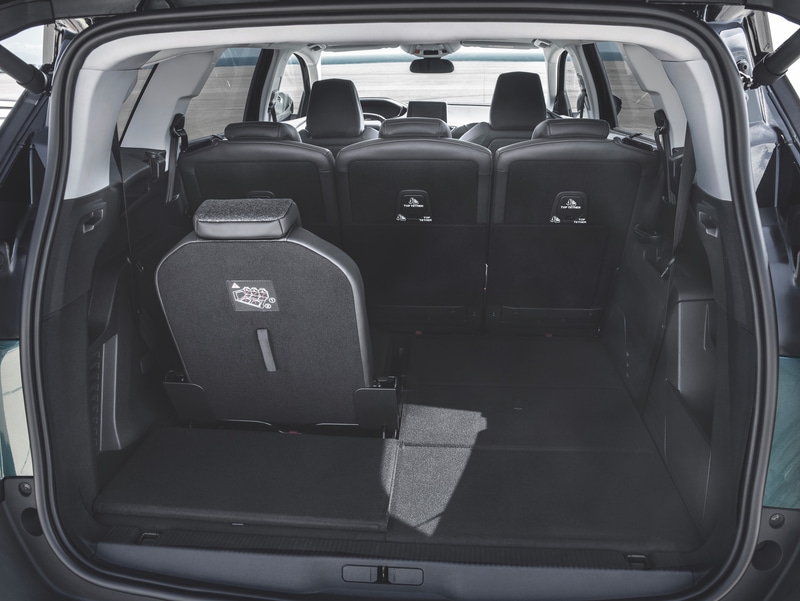 シートをたたむと床面がフルフラットとなる