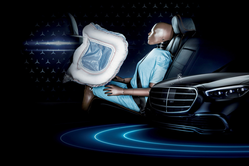 世界初の「SRSリアエアバッグ」