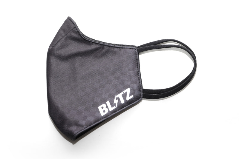 マスクの外側にはワンポイントのBLITZロゴが入るとともに、片側だけさりげなくグラデーションで表現されたカーボン柄パターンを採用