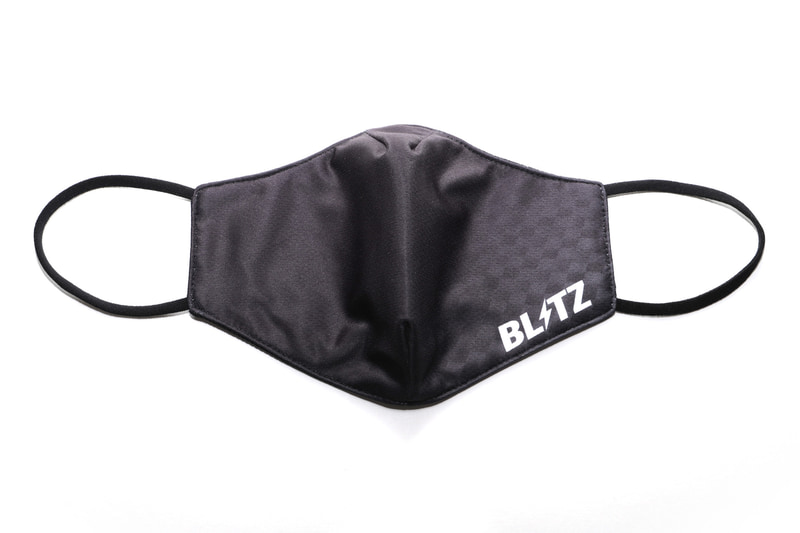 マスクの外側にはワンポイントのBLITZロゴが入るとともに、片側だけさりげなくグラデーションで表現されたカーボン柄パターンを採用