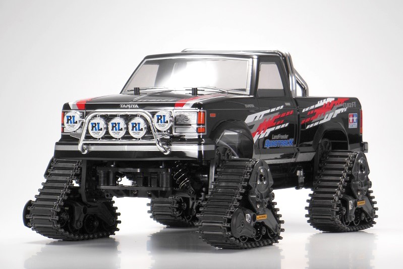 雪原や砂浜、泥道などの悪路でもスタックしにくいデルタ形状のクローラーユニットを車軸に装着した「1/10 RC ランドフリーダー クワッドトラック（TT-02FTシャーシ）」