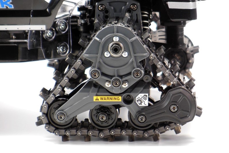 雪原や砂浜、泥道などの悪路でもスタックしにくいデルタ形状のクローラーユニットを車軸に装着した「1/10 RC ランドフリーダー クワッドトラック（TT-02FTシャーシ）」