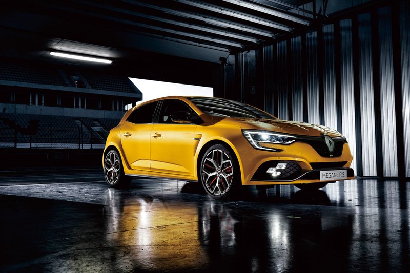 ボディサイズは4410×1875×1465mm（全長×全幅×全高）、ホイールベースは2670mm、車重は1480kg（MTは1460kg）