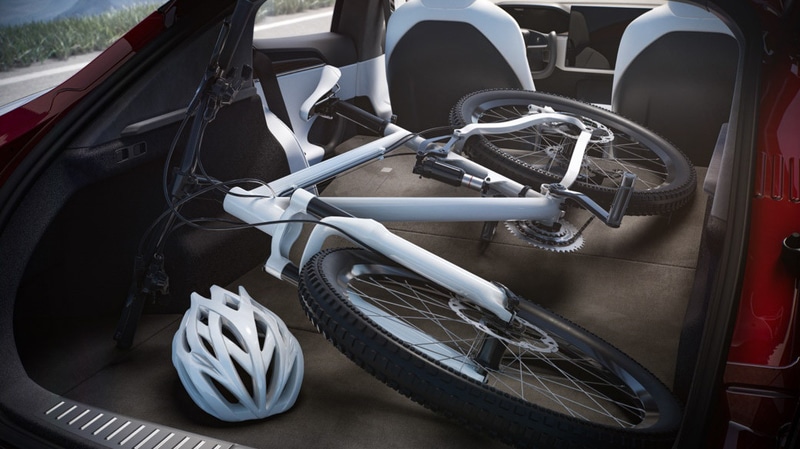 リアシートを倒し、ラゲッジスペースとつなげれば、ホイールを外さずに自転車と荷物を収納できる広大なスペースが現れる