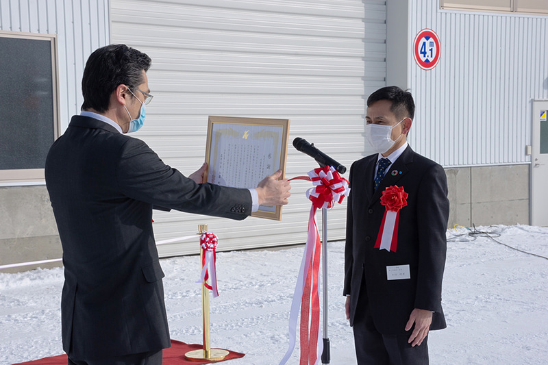 加藤剛士市長（左）より感謝状を授与する住友ゴム工業タイヤ技術本部第三実験部部長 和田靖男氏（右）