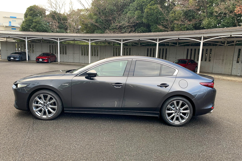 MAZDA3。写真はセダン。スッキリしたドライブフィールが好感度大です