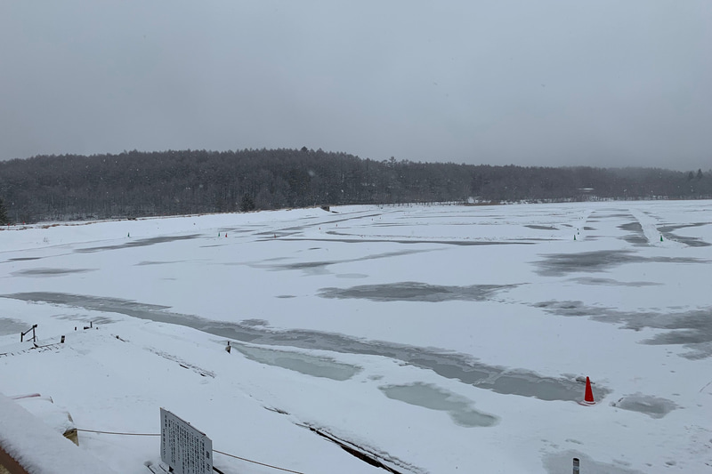女神湖。黒く見える路面は水が出ている箇所の場合が多い。数日前の雨で氷が緩んでしまったのです