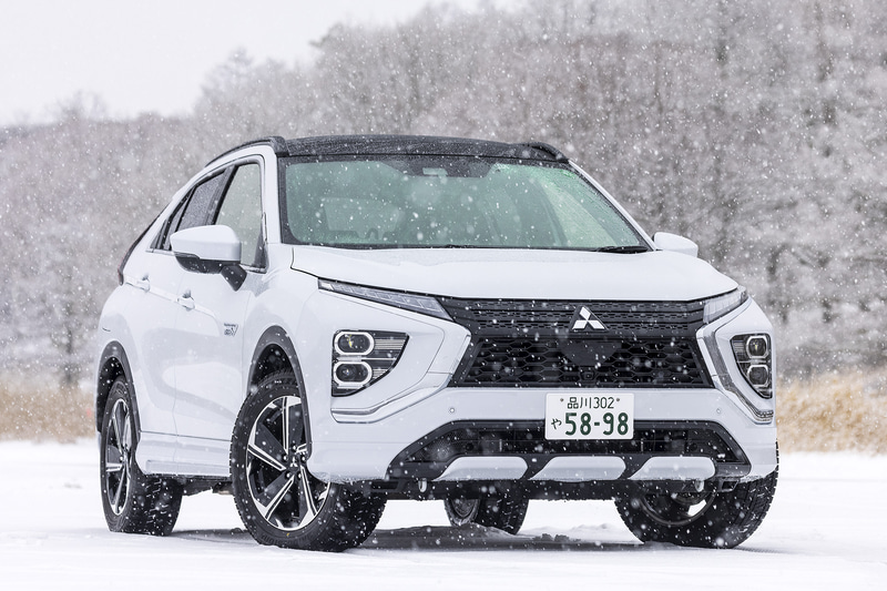 今回雪上＆氷上ドライブに連れ出したのは2020年12月4日に大幅改良して発売されたクロスオーバーSUVの新型「エクリプス クロス PHEV」。写真は最上級グレードの「P」（447万7000円）で、ボディサイズは4545×1805×1685mm（全長×全幅×全高）、ホイールベースは2670mm