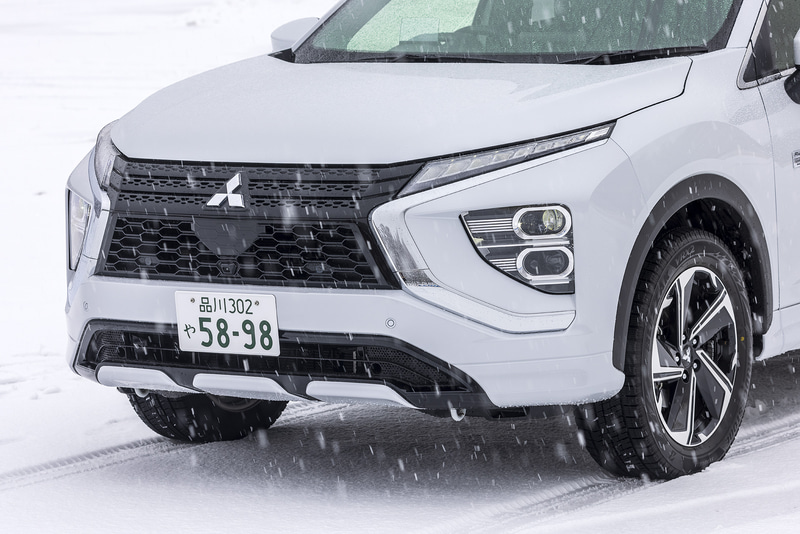 大幅改良によって顔まわりの各種ランプレイアウトの変更などを実施するとともに、リアまわりでは従来モデルで採用していたダブルガラスをシングルガラスに変更してよりスタイリッシュなフォルムを実現。Pグレードは18インチアルミホイール（切削光輝仕上げ）を装着し、今回の試乗車はブリヂストンのスタッドレスタイヤ「BLIZZAK VRX2」（225/55R18）を組み合わせる