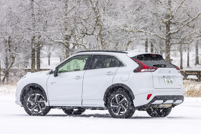 今回雪上＆氷上ドライブに連れ出したのは2020年12月4日に大幅改良して発売されたクロスオーバーSUVの新型「エクリプス クロス PHEV」。写真は最上級グレードの「P」（447万7000円）で、ボディサイズは4545×1805×1685mm（全長×全幅×全高）、ホイールベースは2670mm