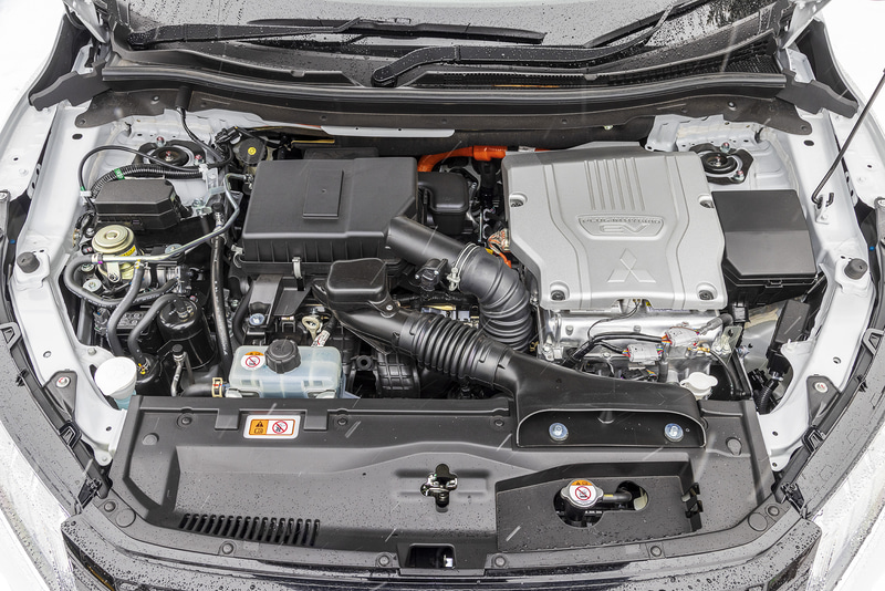 PHEVモデルのパワーユニットは、前後1基ずつの高出力モーター、直列4気筒DOHC 2.4リッターのMIVECエンジンなどで構成するツインモーター4WD方式のPHEVシステムを搭載。エンジンの最高出力は94kW(128PS)/4500rpm、最大トルクは199Nm(20.3kgfm)/4500rpmで、「S61」型フロントモーターは60kW(82PS)/137Nmを、「Y61」型リアモーターは70kW(95PS)/195Nmをそれぞれ発生。ハイブリッド燃料消費率(WLTCモード)は16.4km/L、EV航続距離は57.3km(WLTCモード)