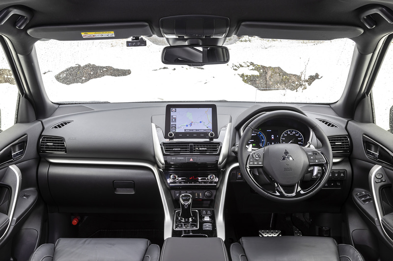 インテリアではブラックを基調色とし、エンボス加工のスエード調素材と合成皮革のコンビネーションシートを上級グレードに採用。また、スマートフォン連携ナビゲーションになり、画面も8インチへと進化