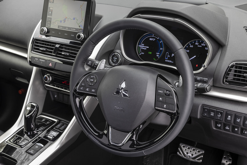 インテリアではブラックを基調色とし、エンボス加工のスエード調素材と合成皮革のコンビネーションシートを上級グレードに採用。また、スマートフォン連携ナビゲーションになり、画面も8インチへと進化