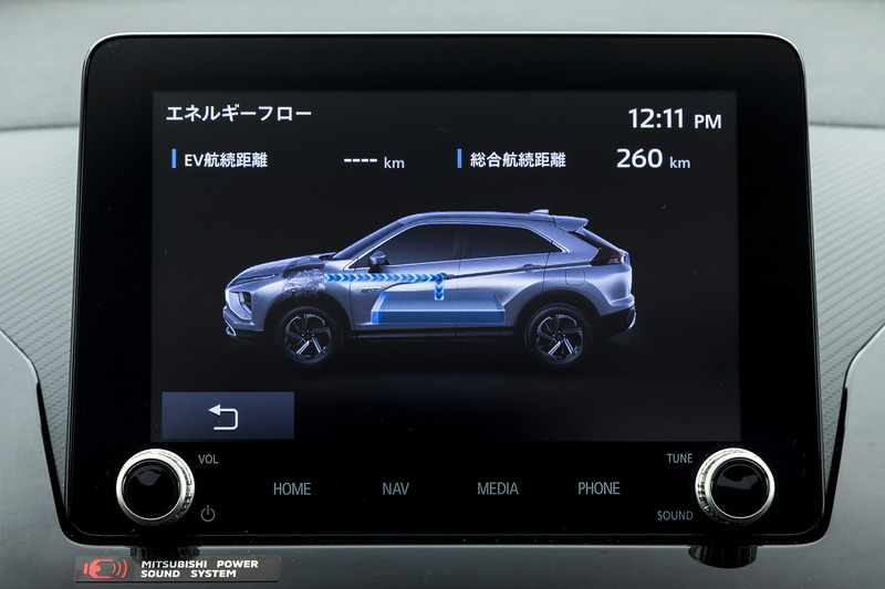 インテリアではブラックを基調色とし、エンボス加工のスエード調素材と合成皮革のコンビネーションシートを上級グレードに採用。また、スマートフォン連携ナビゲーションになり、画面も8インチへと進化