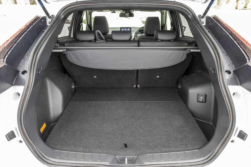 エクリプス クロス PHEVは100V AC電源（1500W）からの給電が可能で、ラゲッジルームにコンセントを設置