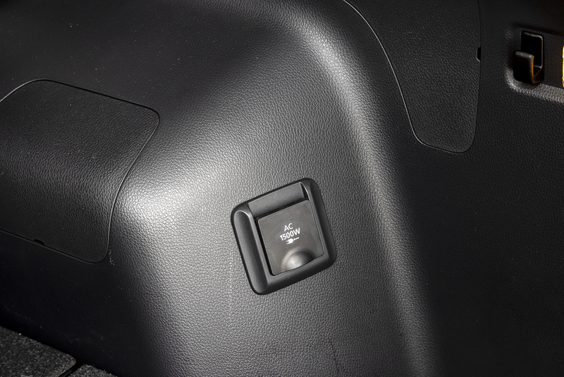 エクリプス クロス PHEVは100V AC電源（1500W）からの給電が可能で、ラゲッジルームにコンセントを設置