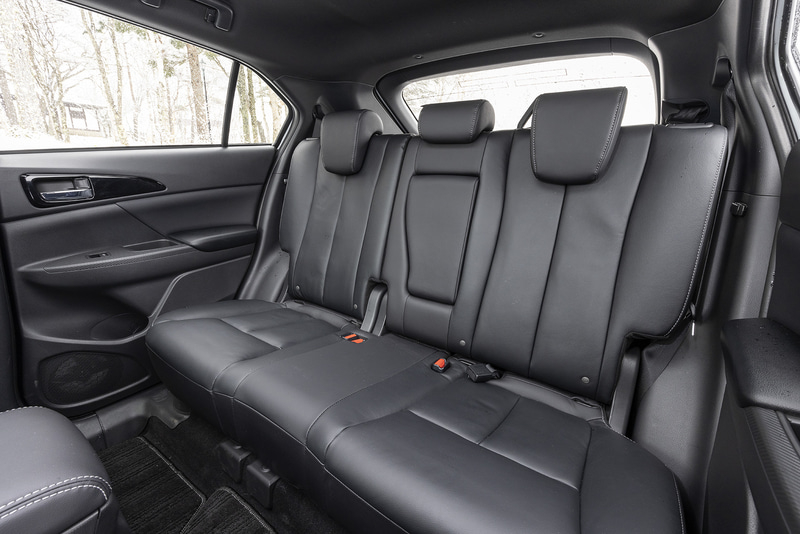 メーカーオプションの本革シートは写真のブラックに加えてライトグレーも新たに設定されている