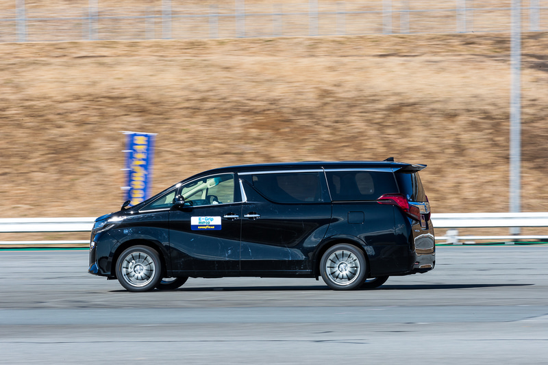 頼りがいのあるコーナリングをみせるEfficient Grip RVF02。それでいて乗り心地はマイルドで、静粛性もなかなかの仕上がりと、トータルバランスのよさが光る