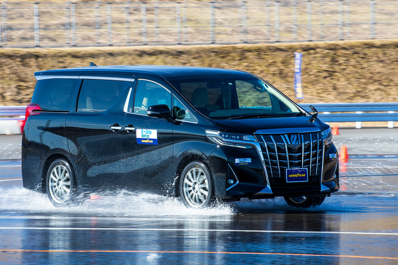 ウェットのスキッドパットでもきちんと止まる