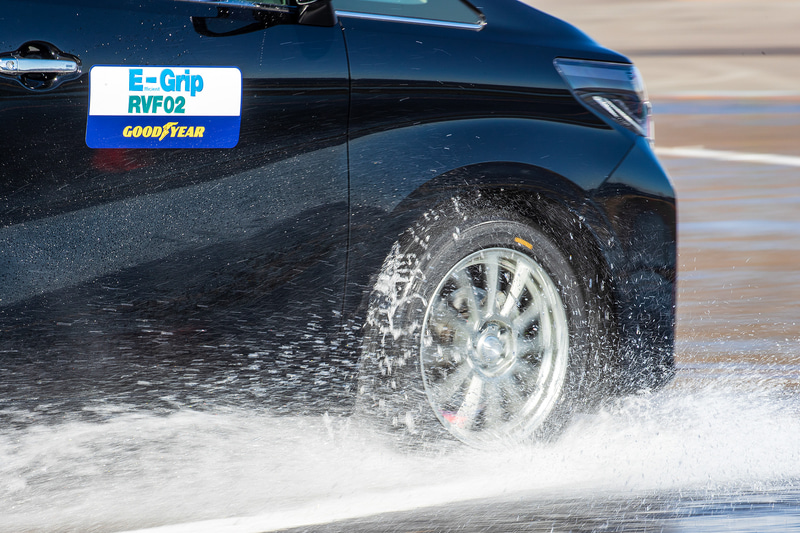 ウェットのスキッドパットでもきちんと止まる