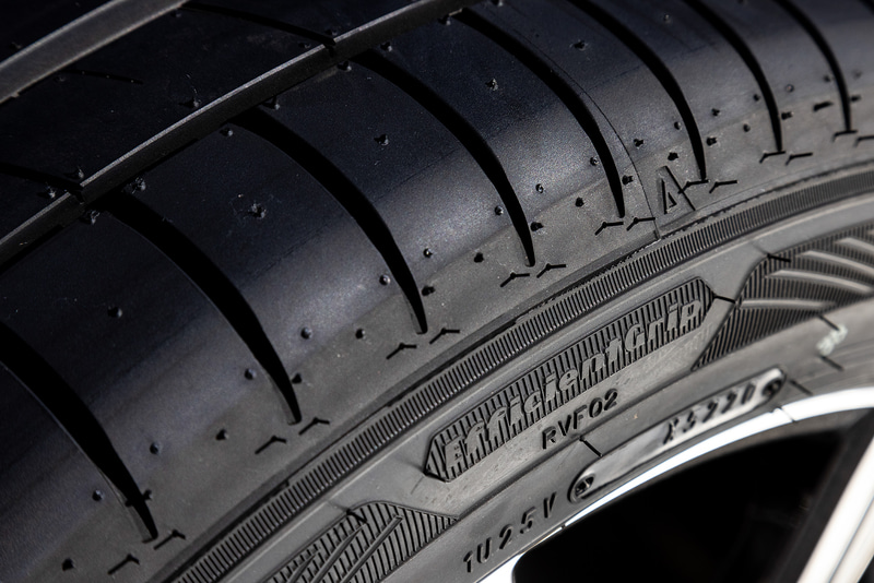 EfficientGrip RVF02のサイド部。製品名を小さくレイアウトする代わりに、GOODYEARのロゴを大きくレイアウトするのがデザイン面での特徴の1つ
