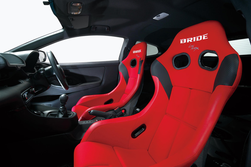 BRIDEローマックスフルバケットシートの取り付けに必要なシートレールをローポジション化した「トヨタ GRヤリス用 LFタイプ」の装着イメージ