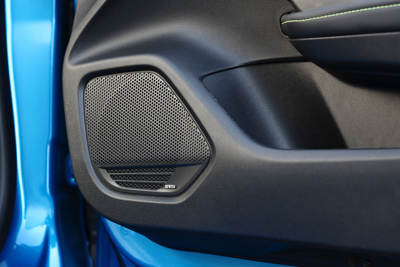 車種専用の「ビーウィズ プラチナボイス」は純正スピーカーと交換するだけなので、車両に加工など必要なく装着できるさりげなさが嬉しい。しかし、そこから発せられるサウンドは激変