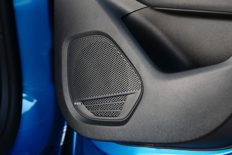 車種専用の「ビーウィズ プラチナボイス」は純正スピーカーと交換するだけなので、車両に加工など必要なく装着できるさりげなさが嬉しい。しかし、そこから発せられるサウンドは激変