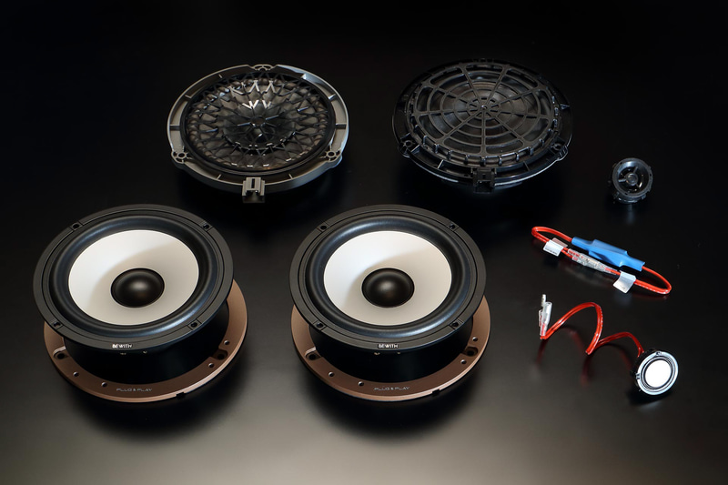 上側がプジョー208の純正スピーカーで、下段が「ビーウィズ プラチナボイス」。向かって右からツイーター、フロントスピーカー、リアスピーカーとなる