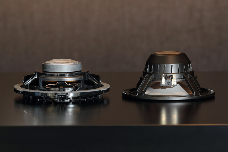 フロントスピーカー。左が純正で、右がビーウィズ製。使用している材質はもちろん、この深い厚みが音にクオリティと重厚感を与えてくれる