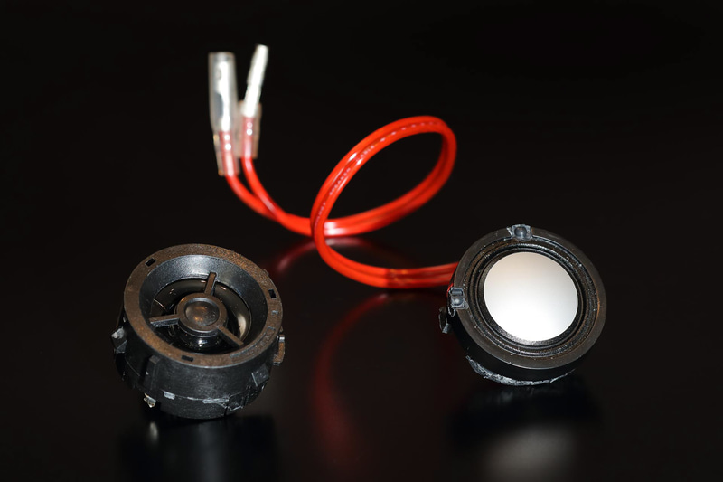 左が純正のツイーター、右がビーウィズのツイーター。音を振動させるコーンの大きさの違いは歴然