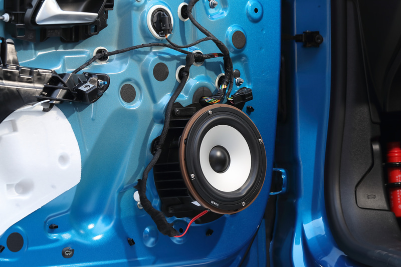 特別にデモカーのドアの内張りを外してもらい装着状態を見せてもらった。純正スピーカーの装着されているスペースで最大限の厚みとボリュームをもたせつつ、無加工で装着できるように設計されているのが車種専用の「ビーウィズ プラチナボイス」ならではの魅力だろう