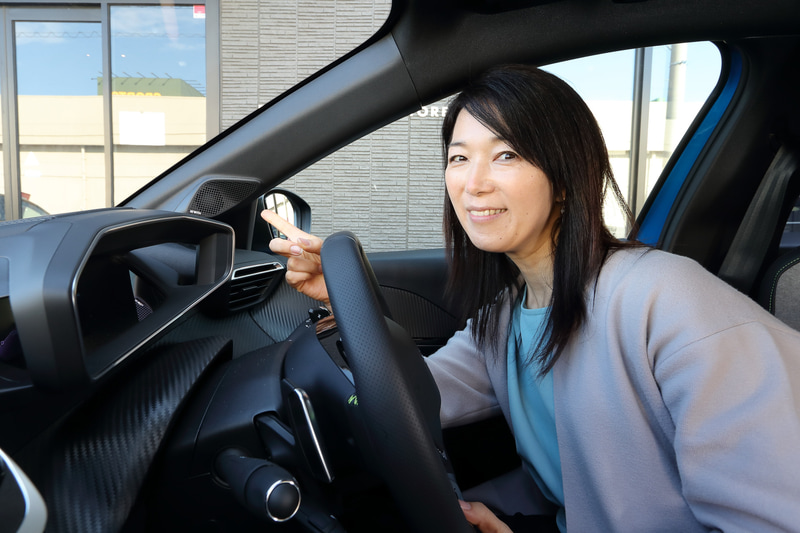 プジョー208の純正スピーカーとビーウィズのスピーカーで、どれほど違いがあるのか体験してみました