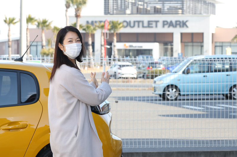 フォーカル プラグ＆プレイ本店の駐車場から三井アウトレットパークの入口が見えるとは驚きの近さ。クルマを預けて買い物に行く人が多いのもうなずける