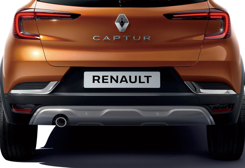 ボディ下端を覆うモールディング