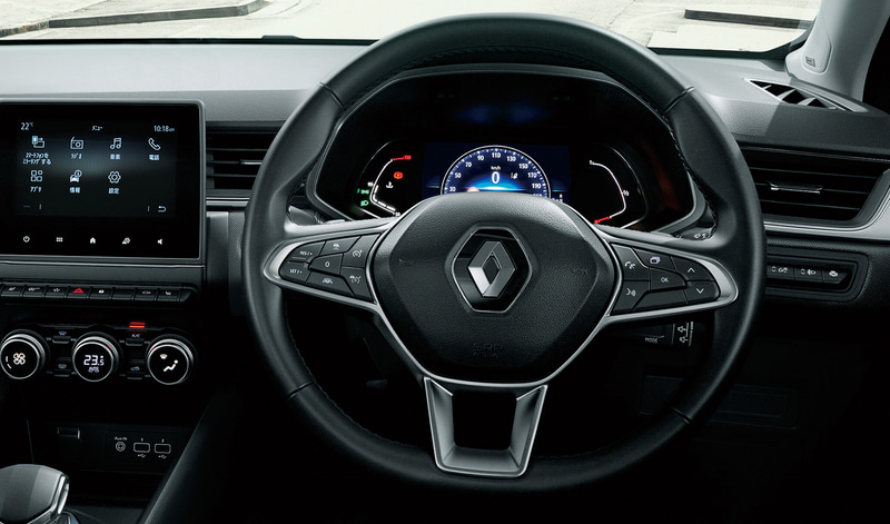 ステアリングのスポーク上には、運転支援システムやインフォテインメント機能の音声入力が操作できるスイッチが配置され、運転支援システムの切り替えやハンズフリー通話へのアクセスなどが可能