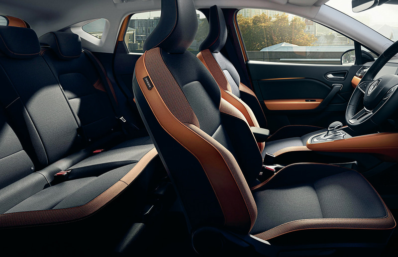 包み込むような形状のフロントシート