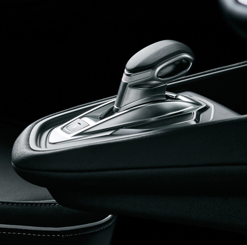 フライングセンターコンソールにe-シフターを装備