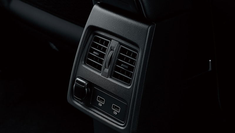 収納付きスライド式センターアームレストには、後席用の2つのUSBソケット、12Vソケット、後席エアコン送風口を完備