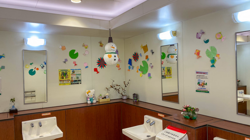 天井からぶら下がっている雪だるまさんと、壁一面にカラフルな折り紙のお魚さんたちが楽しい、東北自動車道・佐野SAのトイレ。私は1人で立ち寄ったので心の中で「おおっ」と驚きましたが、母娘連れの人たちは「わぁ、すごいね」と笑顔になっていたのが印象的でした。建物は最新ではなくても、こうしたおもてなしの心が感じられるトイレ、素晴らしいなと思います