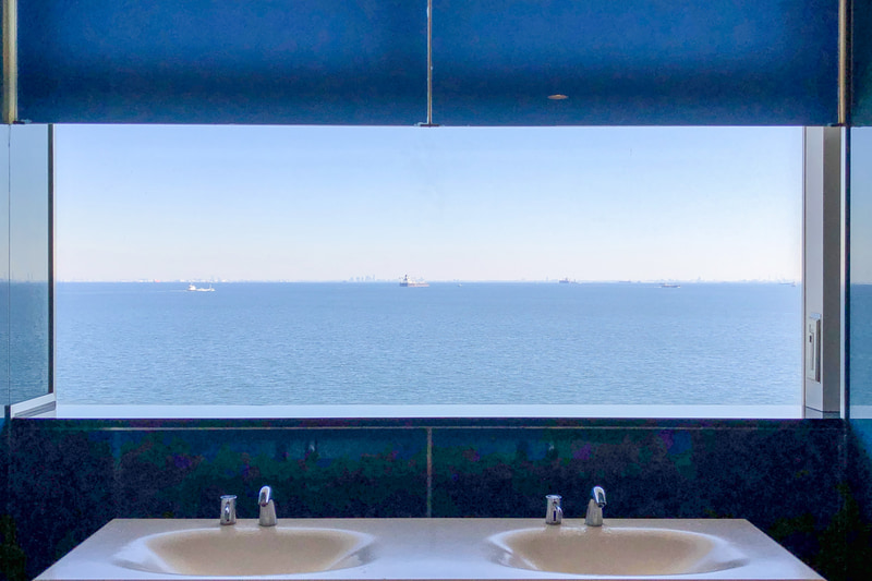 手を洗いながら、思わず吸い込まれそうな海に見とれてしまう、東京湾アクアライン・海ほたるPAのトイレ。こんな綺麗な景色を見ながらだったら、推奨されている30秒の手洗いも楽しくできそうですよね