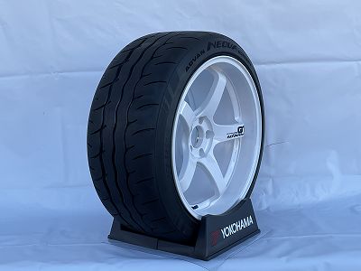 タイヤは“ストリート最強スポーツタイヤ”をキーコンセプトにNEOVA魂を継承し“次世代に向けた新たなNEOVAの創造”を目指し開発中の「ADVAN NEOVA Concept」を装着