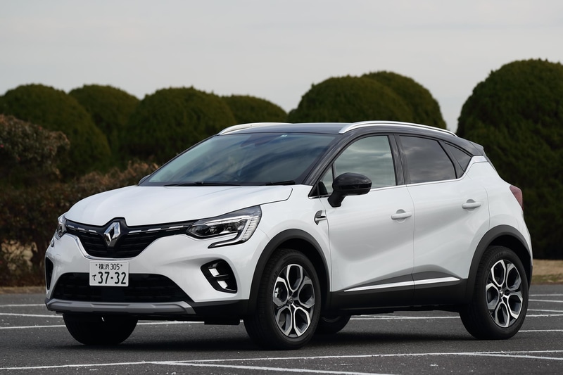 新型「キャプチャー」。グレードは「インテンス」（299万円）と「インテンス テックパック」（319万円）の2種類をラインアップ。今回の試乗車は「レーンセンタリングアシスト（車線中央維持支援）」など、装備が充実しているインテンス テックパック。ボディサイズは4230×1795×1590mm（全長×全幅×全高）、ホイールベースは2640mm。最小回転半径は5.4m（参考値）