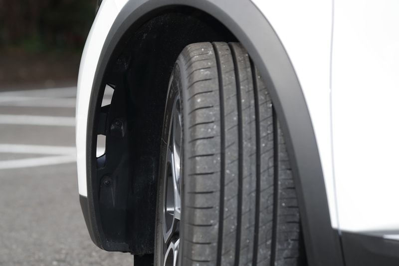 18インチアルミホイールと組み合わせるタイヤは、215/55R18サイズのグッドイヤー製「EfficientGrip Performance」。フロントバンパーに設けられたダクトから入る空気をホイールハウスからタイヤ外側に流れるように整流してCd値を下げ、燃費向上に寄与している