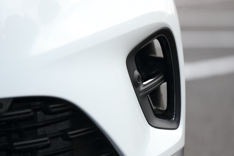 18インチアルミホイールと組み合わせるタイヤは、215/55R18サイズのグッドイヤー製「EfficientGrip Performance」。フロントバンパーに設けられたダクトから入る空気をホイールハウスからタイヤ外側に流れるように整流してCd値を下げ、燃費向上に寄与している