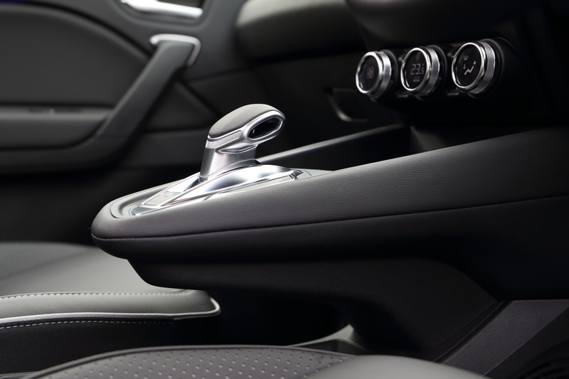 フローティングしたシフトレバーなど、個性的なデザインを用いるインテリア。シフトレバー下のスペースにはスマートフォンワイヤレスチャージャーを設定する（インテンス テックパックのみ）