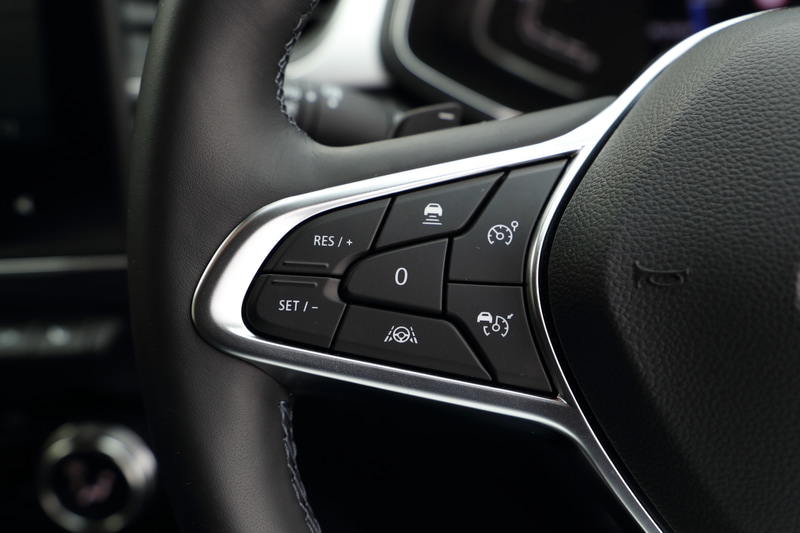 ステアリングスポーク左側には運転支援機能のスイッチを、右側にはオーディオ関連のスイッチをそれぞれ配置